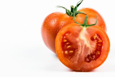Domates. Beyazların üzerinde bir buçuk izole edilmiş.