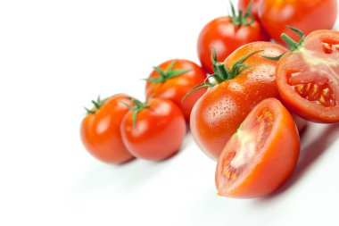 Domates. Beyazların üzerinde bir buçuk izole edilmiş.