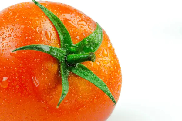 Des tomates. Entier et demi isolé sur blanc — Photo