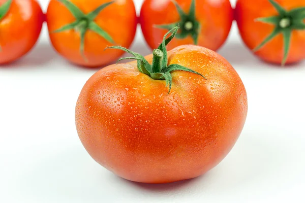 Pomodori. Intero e mezzo isolato su bianco — Foto Stock