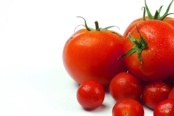 Tomates. Entero y medio aislado en blanco — Foto de Stock