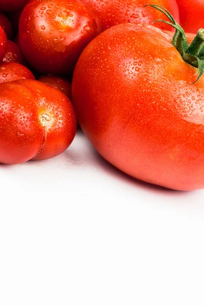 Tomates. Totalmente e meio isolado em branco — Fotografia de Stock