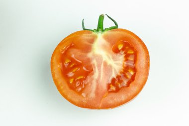 Domates. Beyazların üzerinde bir buçuk izole edilmiş.