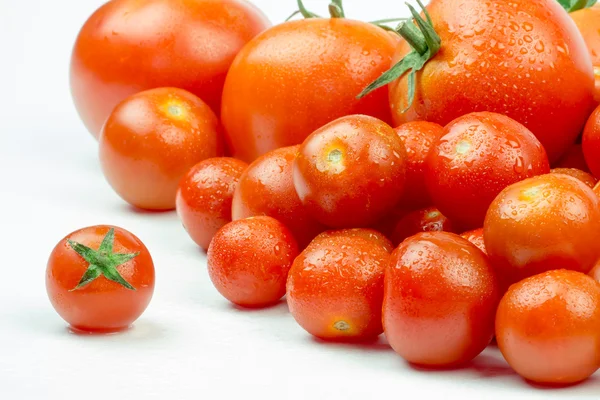 Tomates. Totalmente e meio isolado em branco — Fotografia de Stock