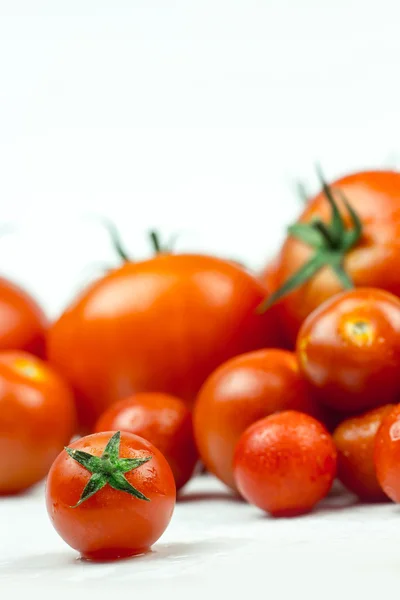 Pomodori. Intero e mezzo isolato su bianco — Foto Stock