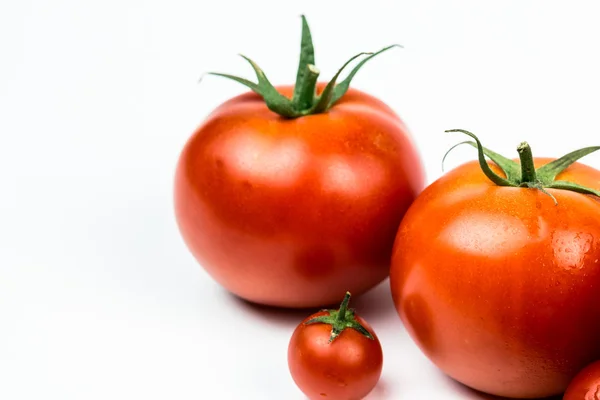 Tomates. Totalmente e meio isolado em branco — Fotografia de Stock