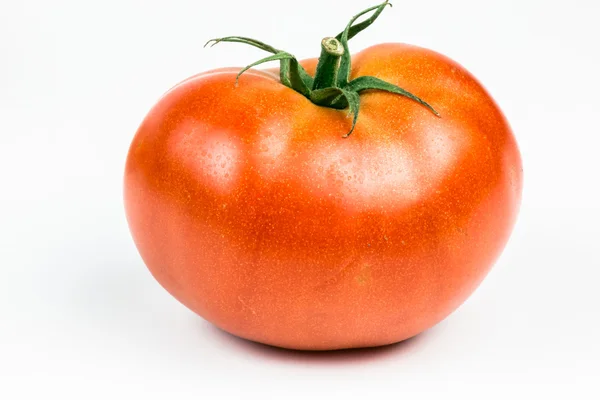 Des tomates. Entier et demi isolé sur blanc — Photo