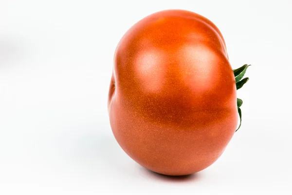 Des tomates. Entier et demi isolé sur blanc — Photo