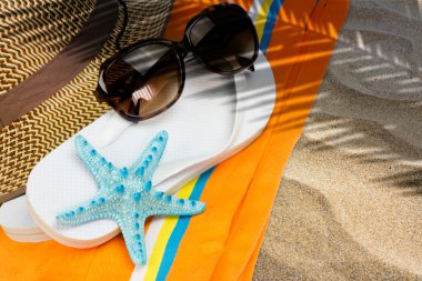 Deniz yıldızı ve kum plaj aksesuarları ile yaz arka plan