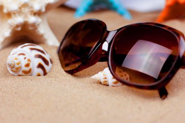 Deniz yıldızı ve kum plaj aksesuarları ile yaz arka plan