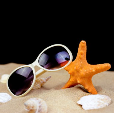 Deniz yıldızı ve kum plaj aksesuarları ile yaz arka plan