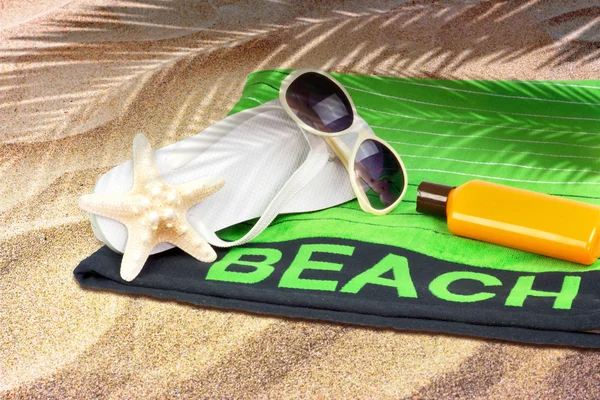 Fundo de verão com estrela-do-mar e acessórios na praia de areia — Fotografia de Stock
