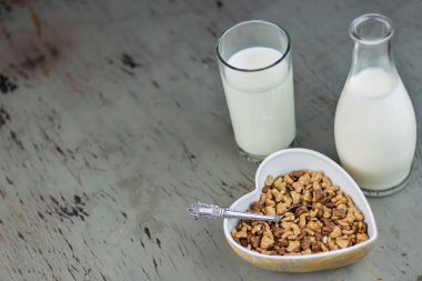 Süt ve kurabiye ahşap masa üzerinde ile sağlıklı tahıl 