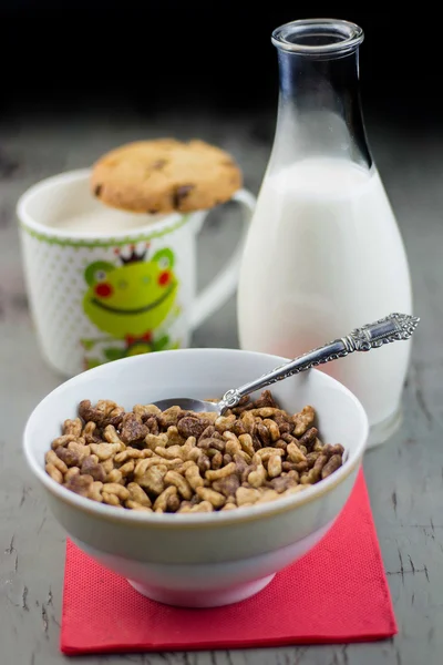 乳と木製のテーブル上の cookie の健康的な穀物 — ストック写真