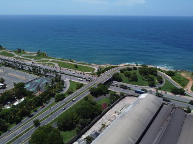 Dalgalar kayalara çarpıyor