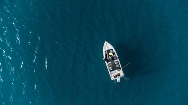 Denizin ortasında bir tekne.