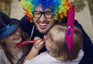 Mutlu arkadaşlar açık havada sevinirler.