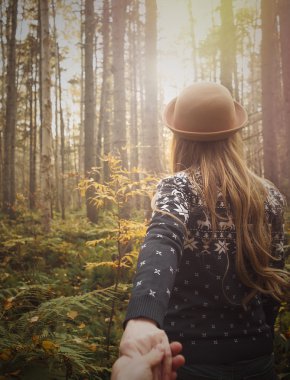 Bana sonbahar ormanda izleyin.