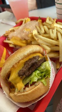 Marullu Fast Food Double Burger, Domates, Turşu ve Peynir, Kızartma, Kızartma ve Soda.