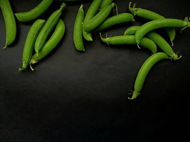 Kabuklu taze bezelyeler.