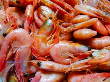 Pembe kevetler çoktan pişti ve yenmeye hazır.