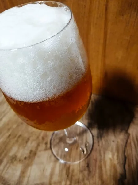 Bière Avec Une Abondance Mousse Sur Plateau Bois — Photo