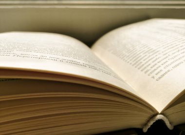 Açık bir kitap. Yan yana ateş ediyorlar..