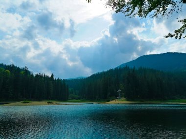 Synevyr Gölü üzerindeki güzel gökyüzü