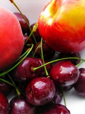 Kiraz, şeftali ve nektarin bir arada.