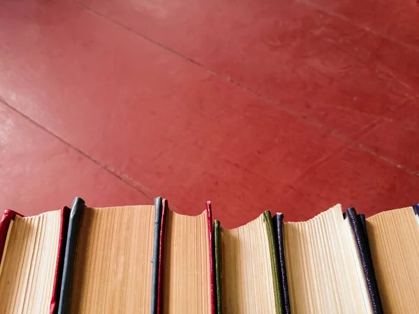 Knihy Stojí Řadě Červené Dřevěné Podlaze — Stock fotografie