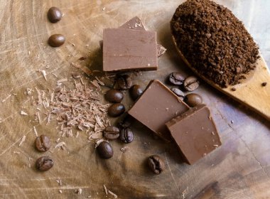 Biraz çikolata, cips, kahve çekirdekleri ve öğütülmüş