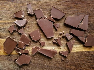 Tahtada ezilmiş çikolata.