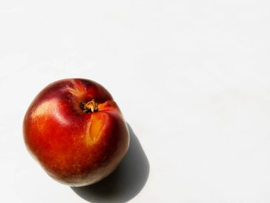 Şeftali beyaz arkaplanda izole bir şekilde yatar