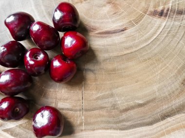 Tahta bir arka planda olgun kiraz