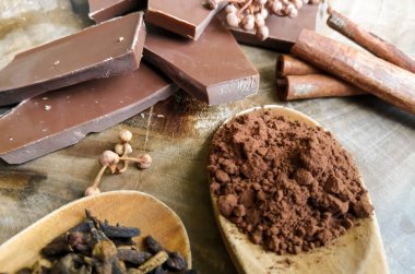 Baharat ve kakaoyla çevrili kırık çikolata.