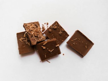 Beyaz arka planda kırık çikolata.