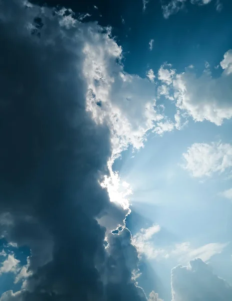 Bulutların Arasından Güneş Işınlarının Kırmak — Stok fotoğraf