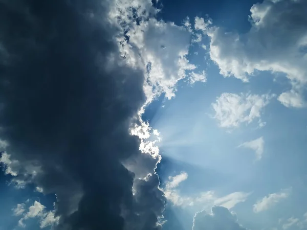 Hermoso cielo. Rayos de luz atraviesan las nubes — Foto de Stock