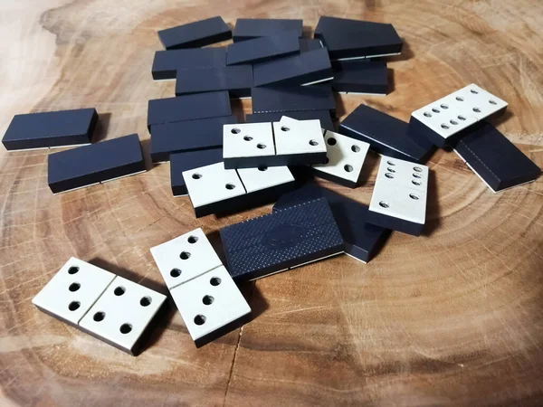 Verstreute Dominosteine auf einem Holzständer — Stockfoto