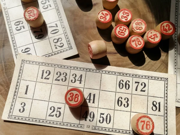 Alte Fässer Und Karten Aus Dem Spieleklassiker Lotto — Stockfoto