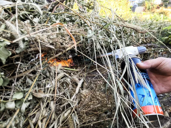 Med Hjälp Gasflaska Handen Sätts Torr Halm Hög Brand — Stockfoto