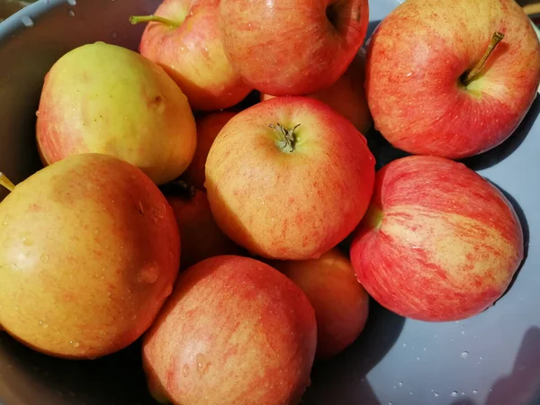 Bir kasede elmalar yıkanır.