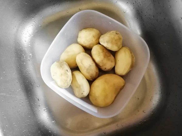 Patatas Peladas Pero Sucias Fregadero Para Lavar —  Fotos de Stock