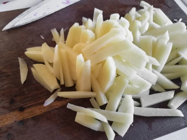 Batatas Fatiadas Uma Tábua Madeira — Fotografia de Stock