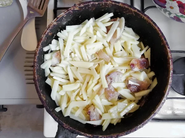 Una Vecchia Padella Ghisa Patate Fritte Con Lardo Pancetta — Foto Stock
