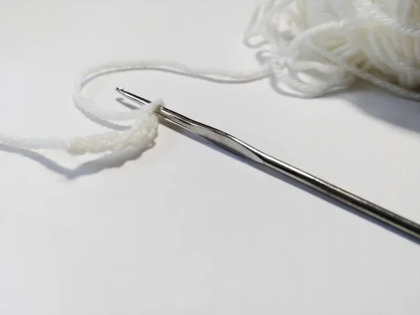 White Background Lies Hook Thread Begun Knitting — Stock Photo, Image