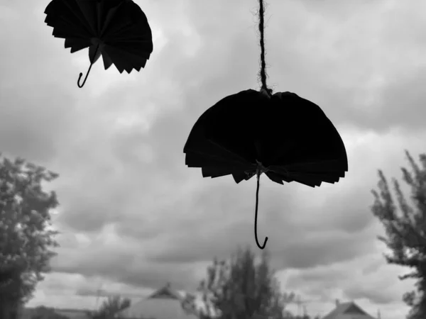 Háttérben Egy Felhős Papír Esernyők Egy Húr — Stock Fotó