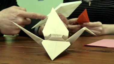 eller - origami yapıyor bir kadın ve bir erkek