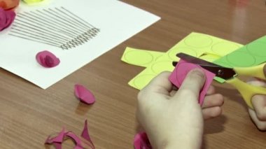 eller - çocuk makasla kağıt keser..