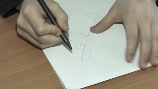 Handen-een jongen tekent een vliegtuig — Stockvideo